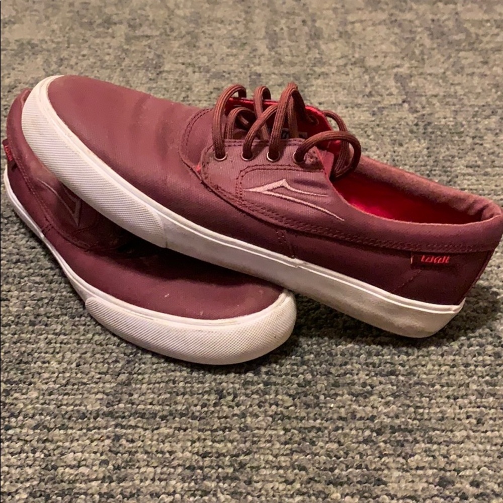 Maroon Lakai Camby’s